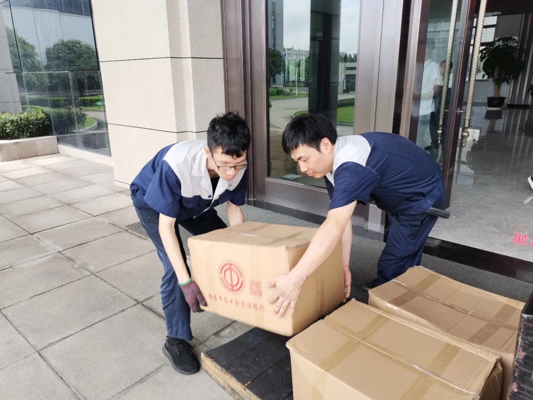 “夏日送清涼”，通力向生產(chǎn)一線員工分發(fā)市總工會(huì)夏日慰問(wèn)品